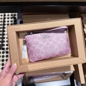 Last 2‼️Coach Boxed Corner Zip Wristlet Charms CCK93 Pink/Rose